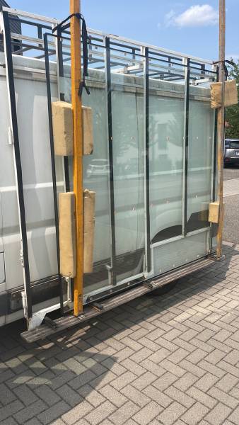 Intervention Vitrerie Rapide : Colmatage de Vitrine suite à Vandalisme pour Professionnels à Strasbourg.