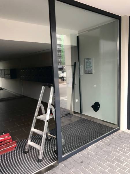 Urgence Vitrerie : Remplacer un Double Vitrage Cassé par les Pompiers à Illkirch Graffenstaden dans le Bas-Rhin.