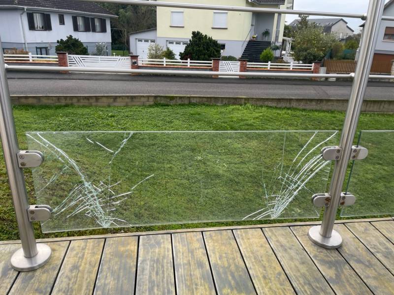 Remplacement d'un vitrage feuilleté sur garde corps en acier inoxydable, Haguenau