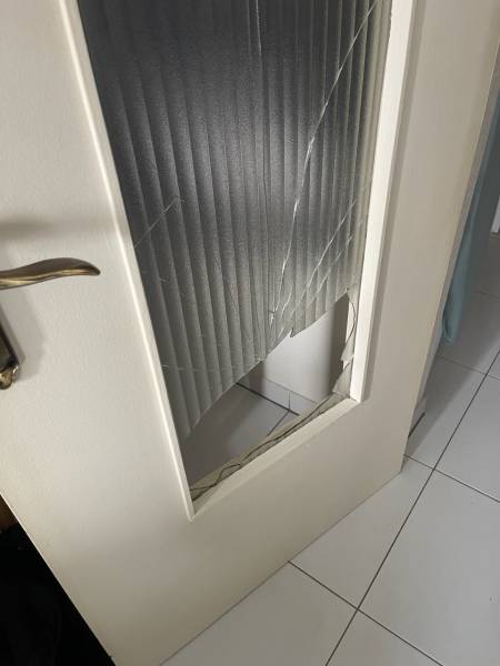 Dépannage vitrerie pour un remplacement de vitrage opaque sur une porte en bois à Wasselonne