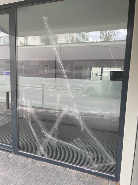 Dépannage et réparation vitrine de magasin suite vandalisme à Strasbourg